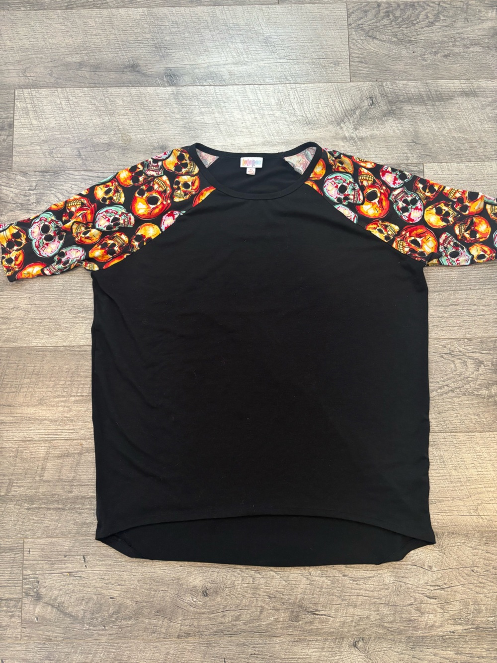 LuLaRoe Halloween Irma Women’s XS Black Skulls Raglan 3/4 Sleeve Crew Neck Tee
